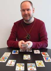 immagine raffigurante un cartomante mentre effettua la stesura con il metodo della croce celtica